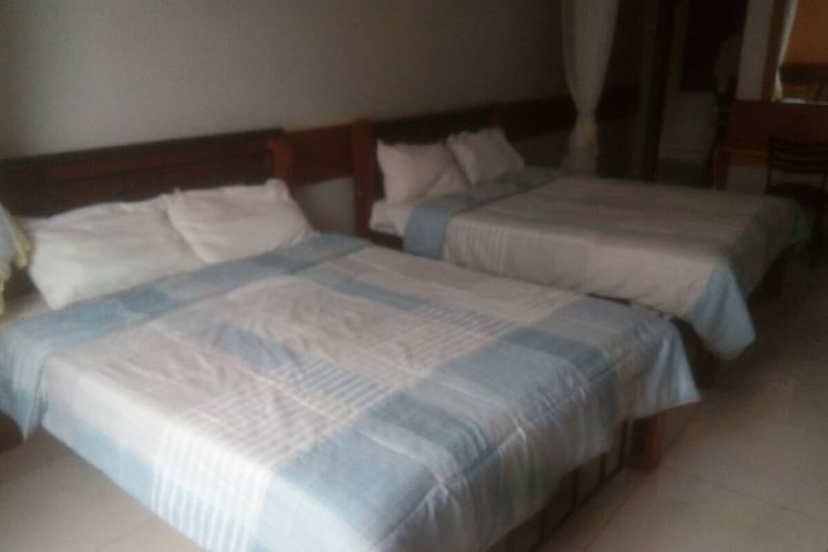 Escritorio, tabla de planchar con plancha, wifi gratis y ropa de cama