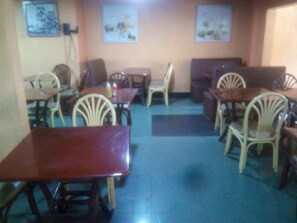 Café da manhã, almoço e jantar; local e internacional