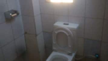 Shower, rainfall showerhead, free toiletries, towels