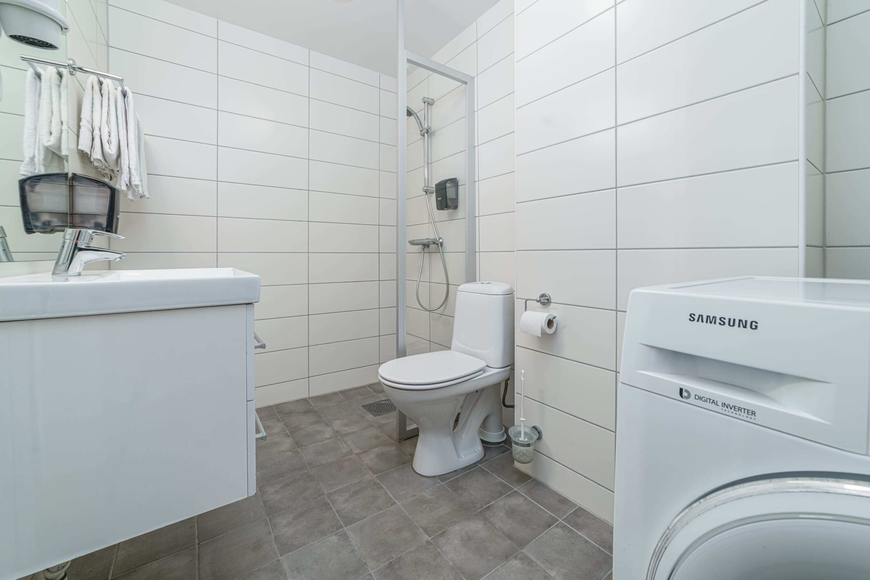 Departamento, 2 habitaciones | Baño | Regadera, amenidades de baño gratuitas, secadora de cabello, toallas 