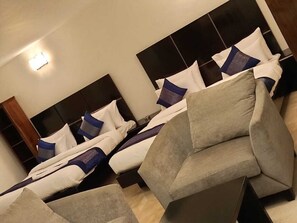 Phòng đôi hoặc 2 giường đơn Superior | Bộ đồ giường cao cấp, minibar, trang trí khác biệt 