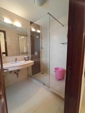 Dusche, Regendusche, kostenlose Toilettenartikel, Haartrockner