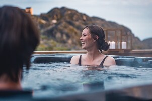 Una bañera de hidromasaje, masajes deportivos
