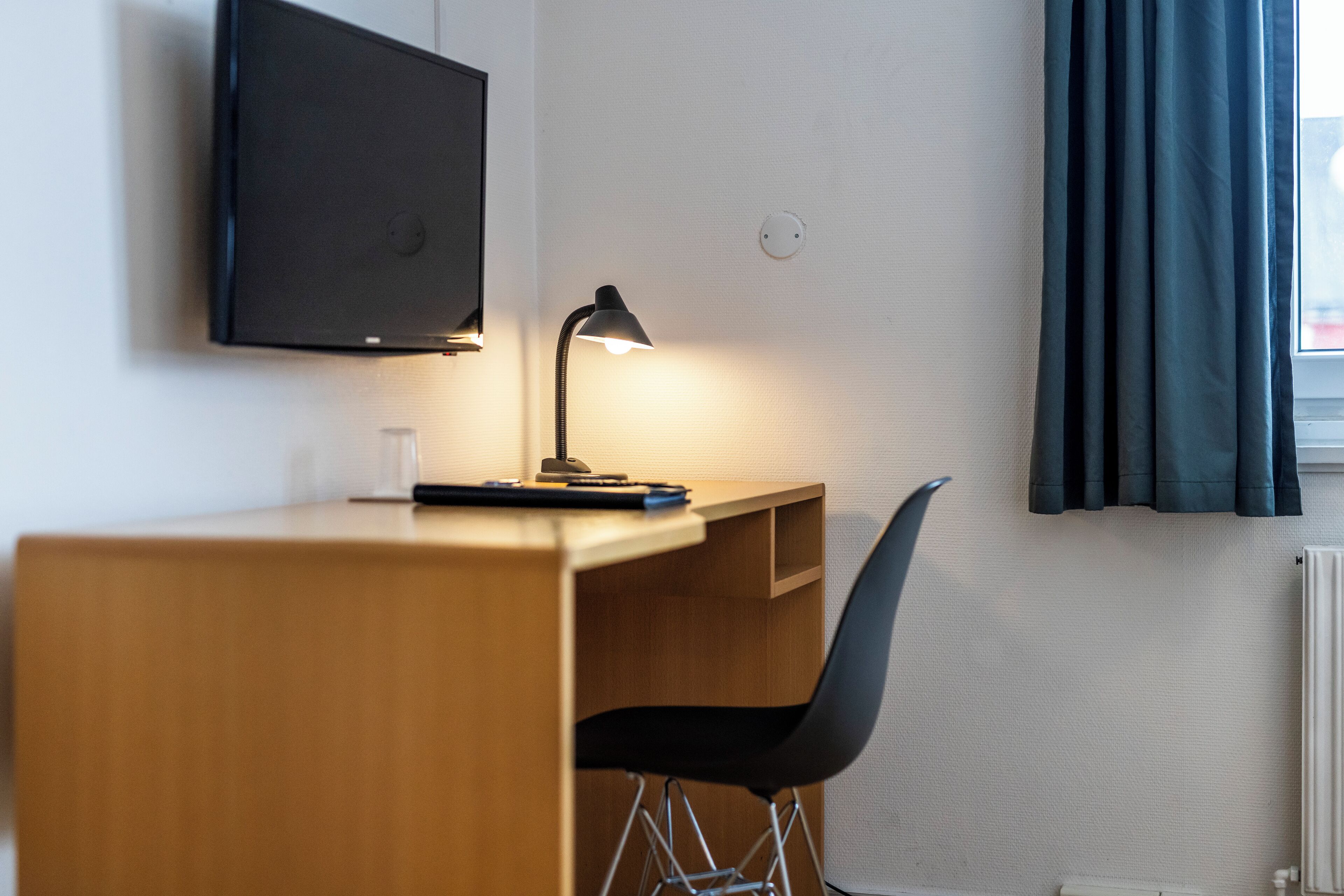 individually decorated, individually furnished, desk, laptop workspace