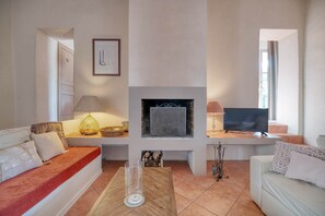 Televisión y chimenea 