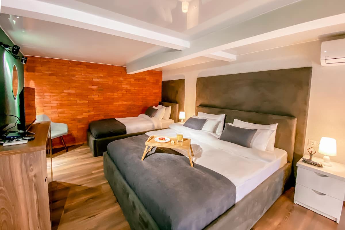Deluxe Duplex | Egyptian cotton sheets, premium bedding, desk, soundproofing