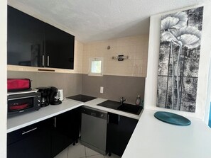 Fridge, microwave, stovetop, dishwasher