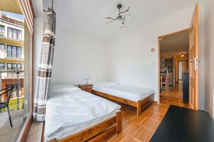 Tabla de planchar con plancha y ropa de cama 