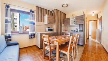 Departamento (49 Helska Villa, Steyera 18) | Cocina privada | Refrigerador, microondas, parrilla de estufa y tetera eléctrica