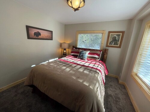 Wilderness Pines, Close to Yellowstone, Sleeps 10