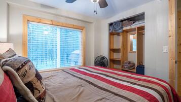 3 bedrooms, iron/ironing board, travel crib, WiFi (free)