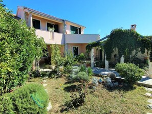 A two-story house with a garden. - Silentium (Razanac)