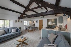 Una televisión, una oficina