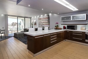 Appartement Élite | Cuisine privée | Réfrigérateur grande capacité avec congélateur, four à micro-ondes