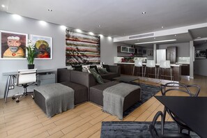 Departamento Elite | Área de sala de estar | Televisión de pantalla plana, Netflix y servicios de streaming 
