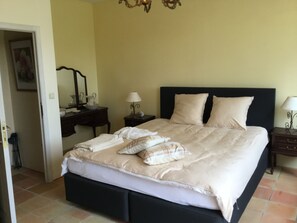 2 quartos, berço de viagem, Wi-Fi, roupa de cama