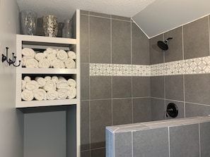 Dusche, Haartrockner, HandtĂŒcher, Seife