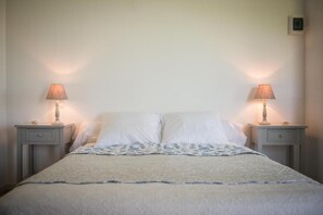 Decoración personalizada, muebles diferentes y cortinas blackout 