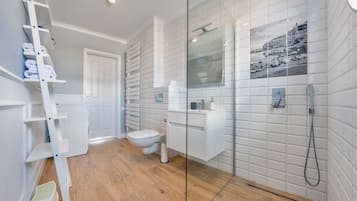 Apartment (2A ul. Żeromskiego 20, garaż podziemn) | Bathroom | Hair dryer, towels