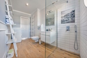 Apartamento (2A ul. Żeromskiego 20, garaż podziemn) | Baño | Secador de pelo y toallas
