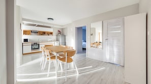Apartamento (1A) | Cocina básica privada | Frigorífico, microondas, placa de cocina y lavavajillas