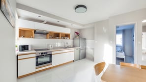 Appartement (1A) | Cuisinette privée | Réfrigérateur, four à micro-ondes, surface de cuisson, lave-vaisselle
