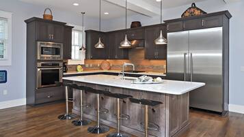 Villa (4 Bedrooms) | Private kitchen | Oven, stovetop, dishwasher, kitchen islands