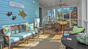 Villa (4 Bedrooms) | Living room