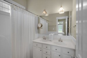 Combined shower/tub - Arcadia B3 (Panama City Beach)