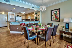 Studio (3 Bedrooms) | Interior - Boardwalk Resort 2208 - 799988 (Panama City Beach)