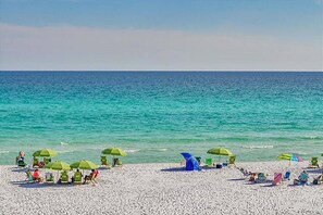En la playa y kayaks 