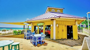 Un restaurant situé en bord de mer, avec une terrasse et une vue sur l’océan.