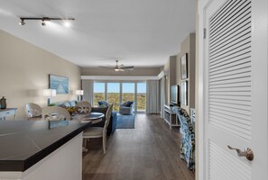 TV layar datar dan pemutar DVD