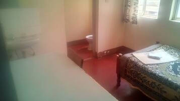 Double Room | Desk, iron/ironing board, free WiFi, bed sheets