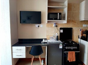 Private kitchen - VAKANA STUDIO'S 202-One space, everything at the right place (Nairobi)