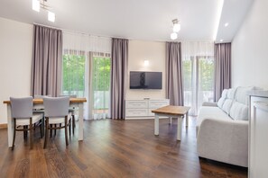 Deluxe-huoneisto (A44) | Olohuone | Taulutelevisio