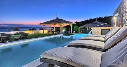 Beachfront Villa New Horizons I