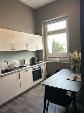 Kühlschrank, Mikrowelle, Ofen, Herdplatte