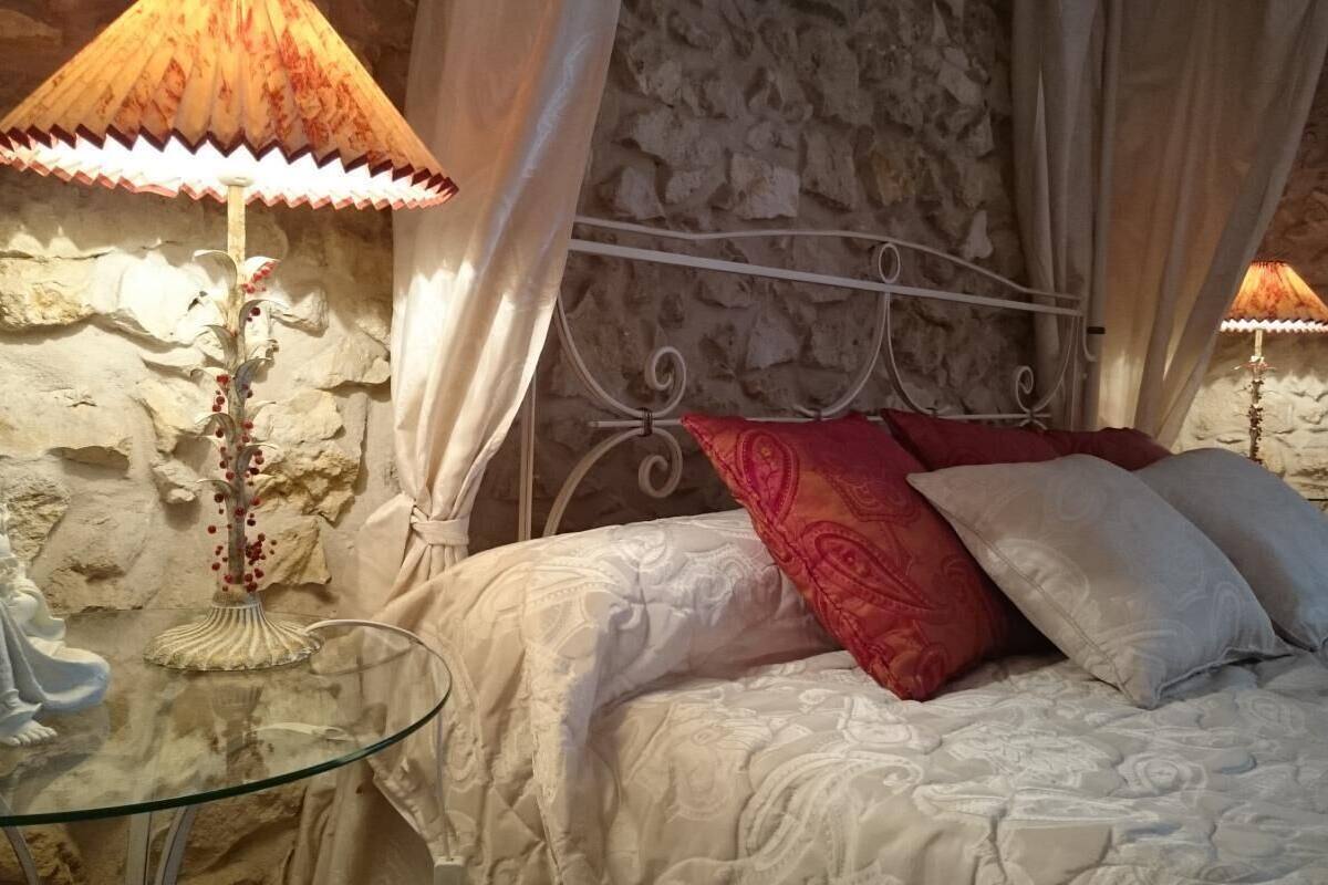 Double Room (Isabeau) | Free cots/infant beds, free WiFi, individually decorated