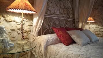 Double Room (Isabeau) | Individually decorated, individually furnished, free cribs/infant beds