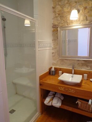 Double Room (Isabeau) | Bathroom | Towels, toilet paper - Domaine de Paguy (Betbezer-d'Armagnac)