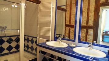 Triple Room (Jehan) | Bathroom | Towels, toilet paper