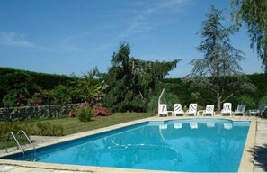 Una piscina al aire libre de temporada