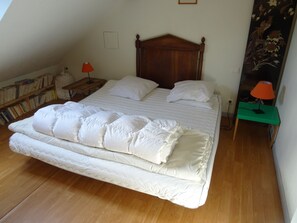 5 bedrooms, iron/ironing board, free WiFi, bed sheets