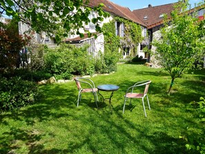 Outdoor dining - 88km from Paris, Charming Cosy House, Wifi +++, garden, all comforts (Verdelot)