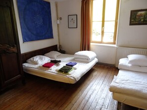 5 bedrooms, iron/ironing board, free WiFi, bed sheets - 88km from Paris, Charming Cosy House, Wifi +++, garden, all comforts (Verdelot)