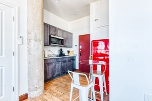 Dining - Sosuite | Studio Penthouse w W/D, Gym, On-Site Bar (Philadelphia)