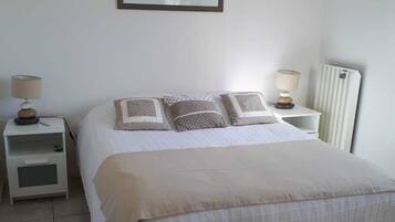 2 bedrooms, iron/ironing board, WiFi