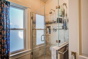 Badewanne, kostenlose Toilettenartikel, Haartrockner, Handtücher