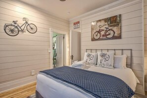 5 bedrooms, desk, iron/ironing board, WiFi